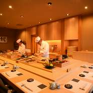 湯の川温泉に店を構えおよそ20年。その間に4度の改装を重ねてきた店内は、まさに店主のこだわりが詰まった空間。10ｍほどあるカウンターは青森ヒバの一枚板造りで、凛とした空気感の中に温かさももたらします。