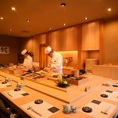 4度の改装を重ね現在に至る、美しき青森ヒバのカウンター