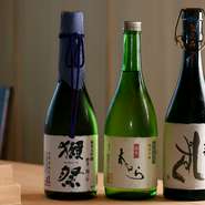 日本酒は店主が飲んで素直に美味しいと思えるおよそ30種をセレクト。北海道の地酒だけに限らず、淡麗辛口から濃醇旨口までさまざまなタイプが揃うので、鮨や料理に合わせてお楽しみいただけます。