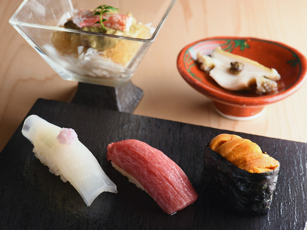 醤油だけでなく時に自家製の昆布塩を使い、素材の旨みを引き出す