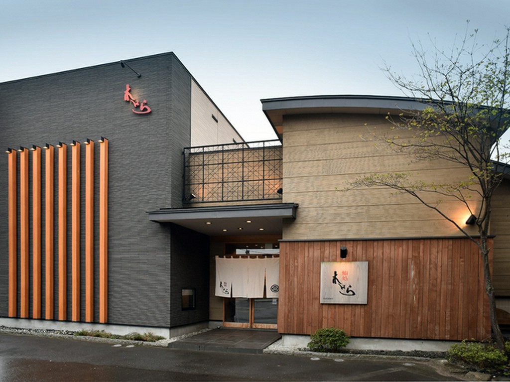 空気の澄んだ快晴時には遠く下北半島を一望できる