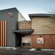 店は松倉川と鮫川に挟まれ海沿い、津軽海峡に面した絶好のロケーションにあり、空気の澄んだ日には遠く下北半島も一望できます。陽光の差し込む店内も明るい雰囲気に包まれています。