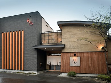 空気の澄んだ快晴時には遠く下北半島を一望できる