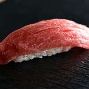 その店の実力がわかるといわれるマグロですが、ここでは戸井や大間、松前、竜飛などで揚がる津軽海峡産のマグロを中心に本マグロを使用しています。7月～1月にかけては生の海峡マグロも登場します。