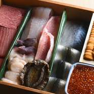 店内から眺められる津軽海峡で揚がった海峡マグロをはじめ、ほとんどのネタは地場産。自分の出身地である旧南茅部町からはニシン、ホタテ、昆布などを、地元の漁師から仕入れることもあります。