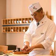 鮨店の特等席といえばやはりカウンター。鮨の味もそうですが、そこで繰り広げられる立ち振る舞いや会話がその店の色をつくっていきます。お客様にはカウンターでその醍醐味を楽しんでもらえたら本望ですね。