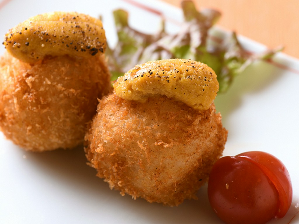 トッピング、ソースにもウニがしっかりと主張する『雲丹コロッケ（2ヶ）』