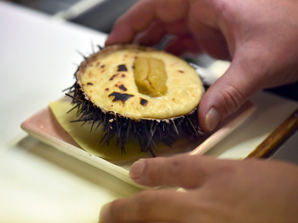 形が崩れぬよう運び方ひとつにこだわり、最高の状態でウニを提供