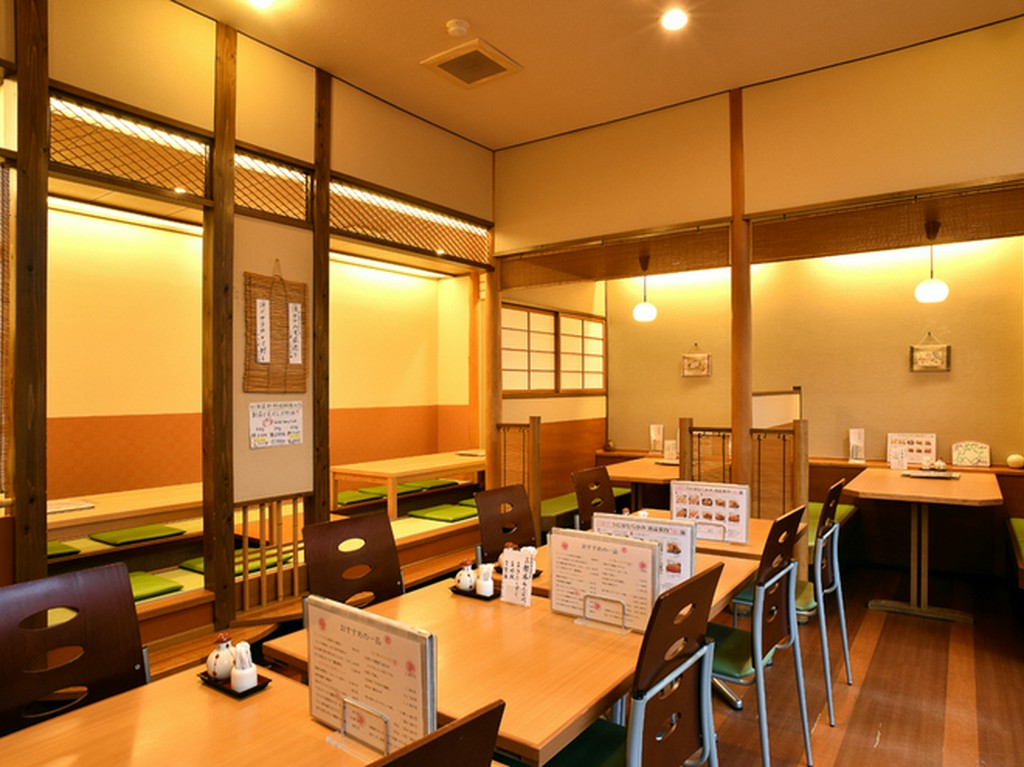 人気店ながらも平日はランチも予約可能。朝市とともに楽しみたい