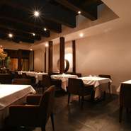 オープンまで3年かけて探したという建物は築百年の住宅。庭や大正ガラスなど替えのないものは当時のまま残しつつも、民芸調などオリエンタルになりすぎない設えでバランスが取られた絶妙な空間に目を見張ります。