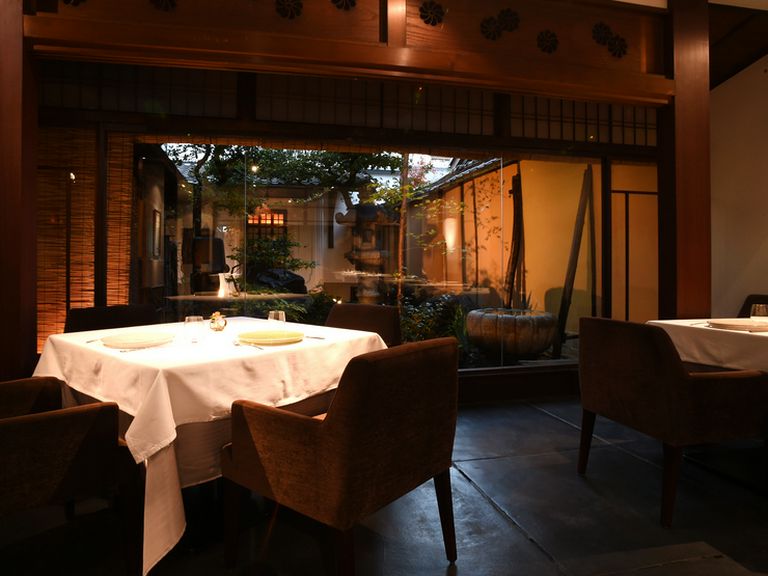 ゆったりとした席間で、周囲を気にせず、料理と会話を楽しめます