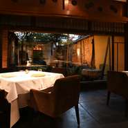 店内に入ると、大正建築から醸し出される雰囲気の良さとともに、贅沢なほど席間がゆったり取られていることに目を奪われます。隣を気にせずに済むので、料理に舌鼓を打ち、自ずと会話に花が咲くでしょう。