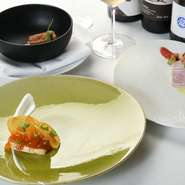 ベーシックなフランス料理をわかった上で、その次を求める感度の高い食通に愛されていることが特徴。中華の技をさりげなく盛り込んだ前田シェフによるモダンフレンチは、トップシェフの間でも注目を浴びています。