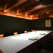 呉服屋さんの住居だった大正建築に付随した蔵を、8名まで対応可能な個室としてリフォーム。外国人を含めた接待などの機会にはとくに喜ばれている、特別感のある個室で、料理も限定メニューになります。