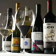 ワインはフランスを中心に、その他、日本やカリフォルニア、スペインのワインなど、グローバルに美味しいワインをオンリスト。どんなゲストの好みにも合わせられる、多種多様なストックが真骨頂です。