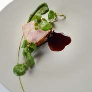 野菜に限らず、メインで使う肉や魚も、産地に行って生産者の顔を見てから決めます。どうしても輸入に頼らざるを得ない食材でも、代理店のその先にいる生産者と話をさせてもらってから仕入れています。