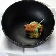 煮こごりしたスッポンにパスタのセモリナ粉をまぶして焼いたもの。安曇野の本わさびを添えて。お米のかたちをしたパスタをすっぽんのスープで茹でたものを付け合せにしています。