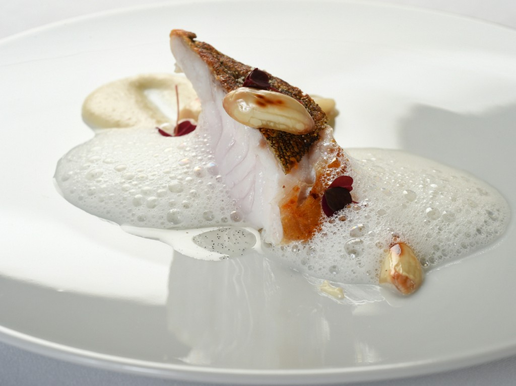 シェフの得意食材の一つ『アラのポワレ』 