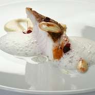 皮目をパリッと焼いてから、白身はレアに仕上げたアラ。バニラのオイルに魚の出汁を泡にしたソースと、生の落花生をすりつぶしてペーストしたものとローストしたものを添えて。