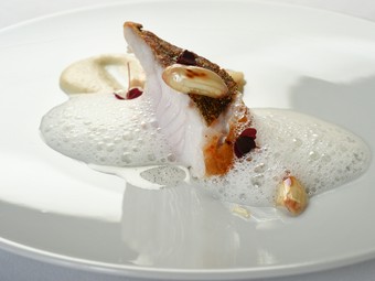 シェフの得意食材の一つ『アラのポワレ』 