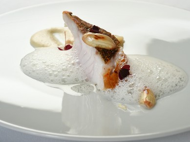 シェフの得意食材の一つ『アラのポワレ』 