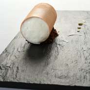 丸く焼き多たクッキーの中には、ラフランスと黒胡椒のゼリーとマスカルポーネのムースを。そこにチョコレートのコンポートを敷いたデセール。香りのいいマネのソースも