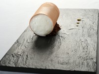 丸く焼き多たクッキーの中には、ラフランスと黒胡椒のゼリーとマスカルポーネのムースを。そこにチョコレートのコンポートを敷いたデセール。香りのいいマネのソースも