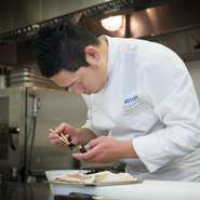 一料理人としては、来ていただくお客様に、最高のものをお出ししたい。「美味しい」「楽しい」と言ってもらえるために、自分の時間や能力をどれだけ費やせるかを考えながら真摯に仕事に向き合っています。
