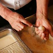 旬の食材を吟味し、素材に合わせて工夫が施された串揚げ。薄い衣に包まれて、一串が魅せる濃厚な香りや深い味わいを存分に堪能できます。食感や味わいの緩急を感じられる『一方通行』コースで、季節の味を楽しんで。