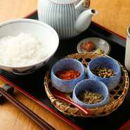 串揚げを満喫した後には欠かせないお茶漬け。ほうじ茶の香りがコースの終わりを優しく演出してくれます。手づくりの「ちりめん山椒」や「ぶぶわかめ」が、さっぱりとした味わいのアクセントに。