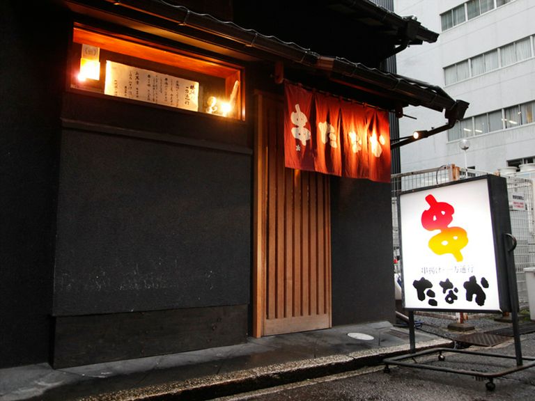 夕暮れと共に人々が集う、路地奥に佇む大人の隠れ家