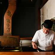 揚げ場を望むカウンター席はくつろぎを重視した設えで、料理人の技を垣間見ながら自然体で過ごすことができます。大切な方をもてなす接待に、心安らぐ空間と至極の一串で会話が弾むこと請け合い。