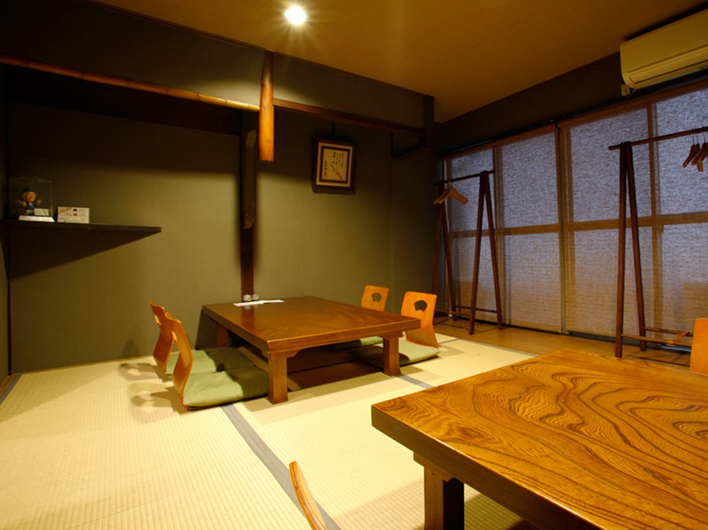 落ち着きに満ちた2階の和室。心安らぐお座敷で串揚げに舌鼓