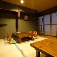 2階へ進むと落ち着きに満ちた和の空間。温もりがあふれるお座敷席で、至福のひとときを過ごすことができます。気心の知れた方との宴会や、ゲストをもてなす接待など、とびきりの隠れ家として利用したいお店です。