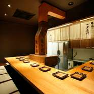 大切な方と過ごす特別な日に、洗練された大人の隠れ家で食事はいかが。料理人の技や臨場感を間近に眺めながら極上の串揚げを堪能すれば、自然とふたりの仲も深まります。充足感に満たされて時を忘れてしまいそう。