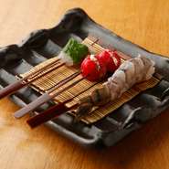 独特の食感が魅力の海老、トマトにはバジルとカッテージチーズを加えてコクをプラス。淡白な甘鯛には大葉の香りを。それぞれの食材の美味しさを引きだす絶妙な組み合わせを堪能できます。