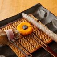 舞茸は、半分だけに衣をつけ、片側は素揚げで。白絞油で揚げることで仕上がりが軽く、瑞々しい味わいが口の中に広がります。（写真左から舞茸・南瓜・アスパラ）