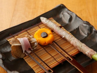 衣の付け具合も一工夫、素揚げと衣の食感の違いを楽しめる『舞茸』