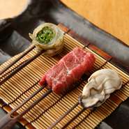 昆布〆にした鯛の中には三つ葉がぎっしり。すし巻き昆布で巻いてあります。（写真左から鯛三つ葉・牛肉・牡蠣）