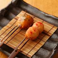 甘鯛や海老など定番のほか、牡蠣や舞茸など、四季折々の旬の食材を揃えています。また、素材本来の味わいに別の素材を加えることで生まれる新たな味わい。組み合わせの妙が魅せる美味しさは創作串で召し上がれ。