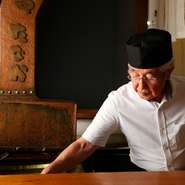 「素材それぞれの魅力を串揚げで召し上がっていただきたい」と、食材と真摯に向き合い串打ちから揚げまで、素材に合わせて丁寧に仕上げています。揚げ場が見えるカウンター席で、臨場感を一緒に楽しみませんか。