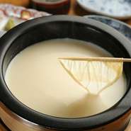明治創業の老舗「平野とうふ店」より仕入れる上質な豆乳を使った『湯葉』。ゆっくりと時間をかけてつくる楽しさと大豆の濃厚な風味、その両方を存分に堪能できる逸品です。最後はにがりを入れて『おぼろ豆腐』を。