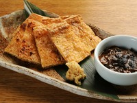 「平野とうふ店」より仕入れる揚げをシンプルに焼きました。特製葱みそがとっても良く合います。