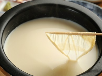 大豆の香り豊かな、出来たて湯葉を堪能『引き上げ湯葉』 大/小