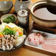 厳選された静岡産の「もち豚」を使った『しゃぶしゃぶ』。手炒り特撰京番茶を使うことで、肉の余分な脂が落ち、とろけるような「もち豚」の旨味を、さっぱりといただけます。