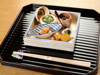 小鉢にとりどり、季節の酒肴。ぜひ予約したい『お通し八寸』