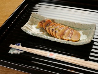 しっとりなめらか。とレアに炙って提供される『自家製からすみ』