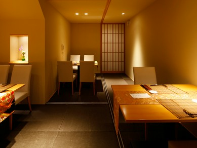 2名から大人数まで対応できる、心落ち着く和モダンな空間