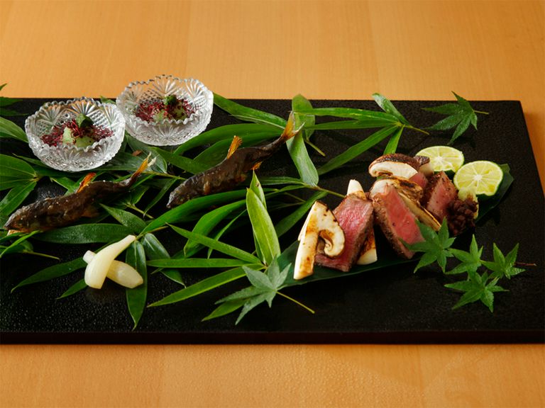 瑞々しさを湛える芳醇な熟成香と旨み、備長炭でじっくりと焼き上げる『焼物』