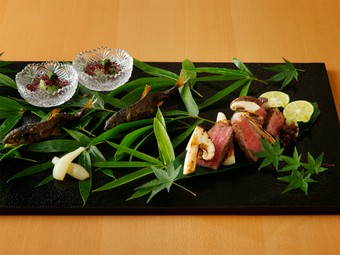 瑞々しさを湛える芳醇な熟成香と旨み、備長炭でじっくりと焼き上げる『焼物』